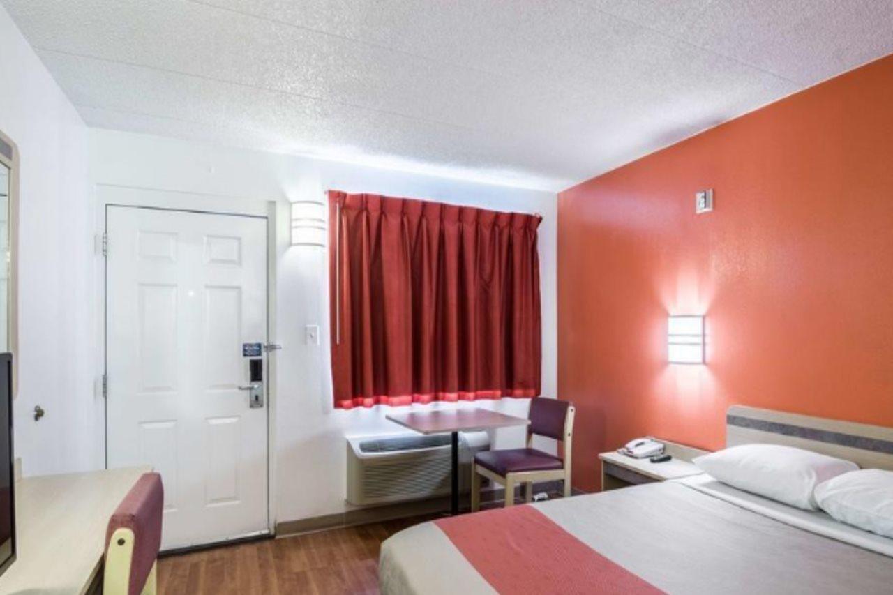 Motel 6 Chicago Southwest - Aurora Exterior photo