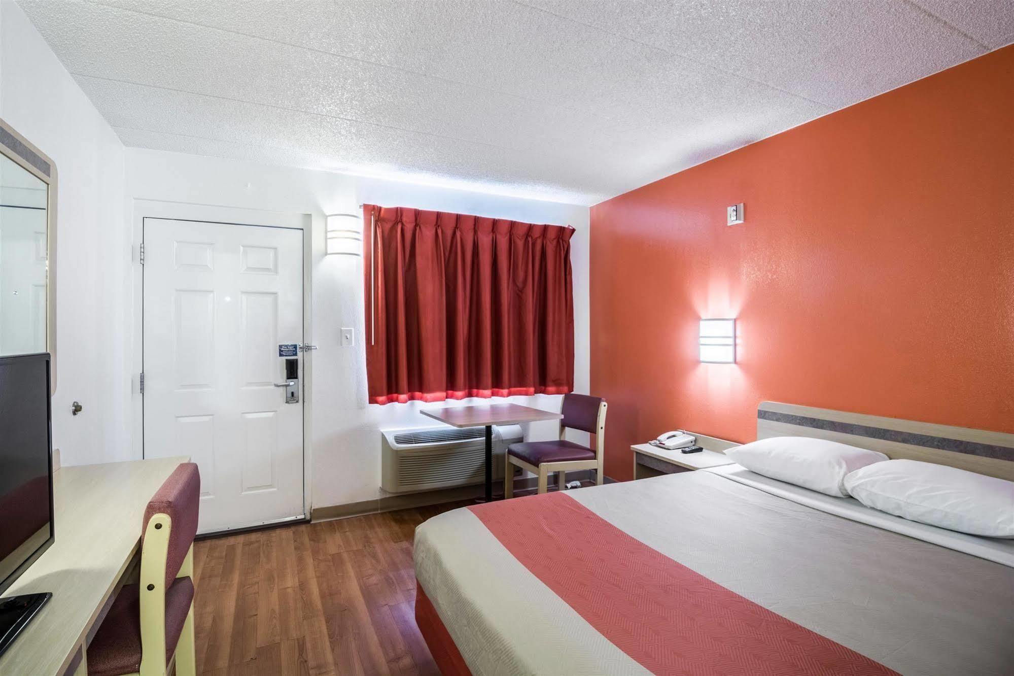 Motel 6 Chicago Southwest - Aurora Exterior photo
