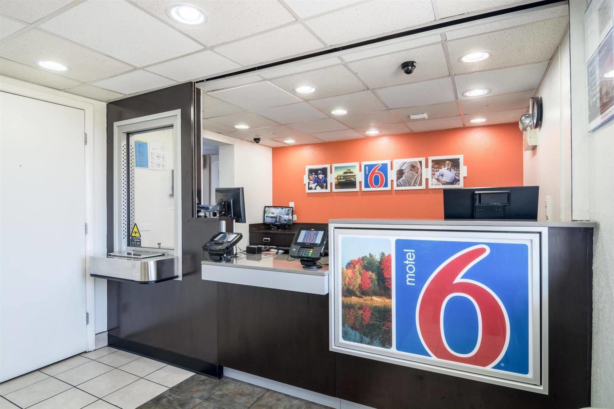 Motel 6 Chicago Southwest - Aurora Exterior photo