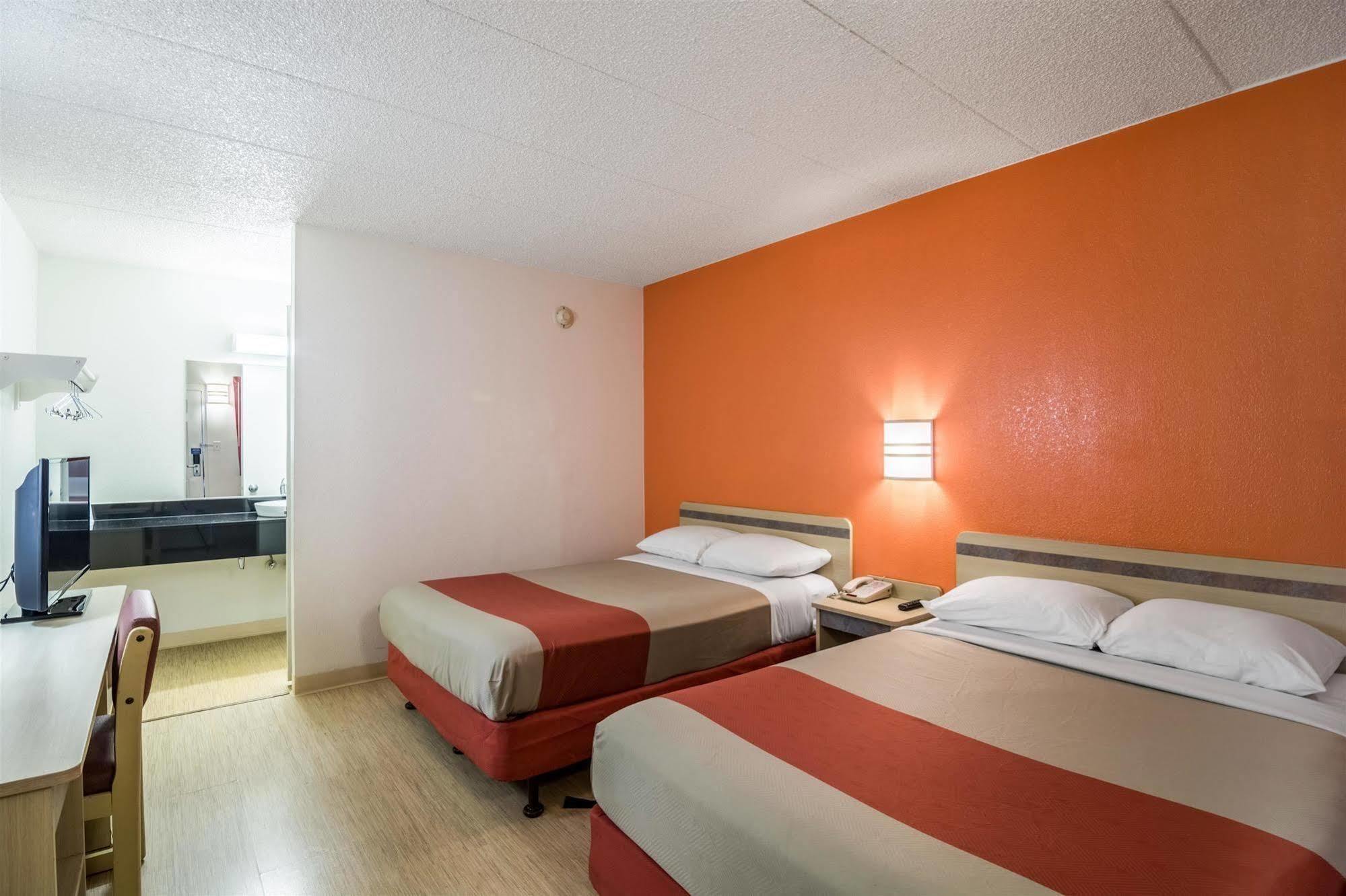 Motel 6 Chicago Southwest - Aurora Exterior photo