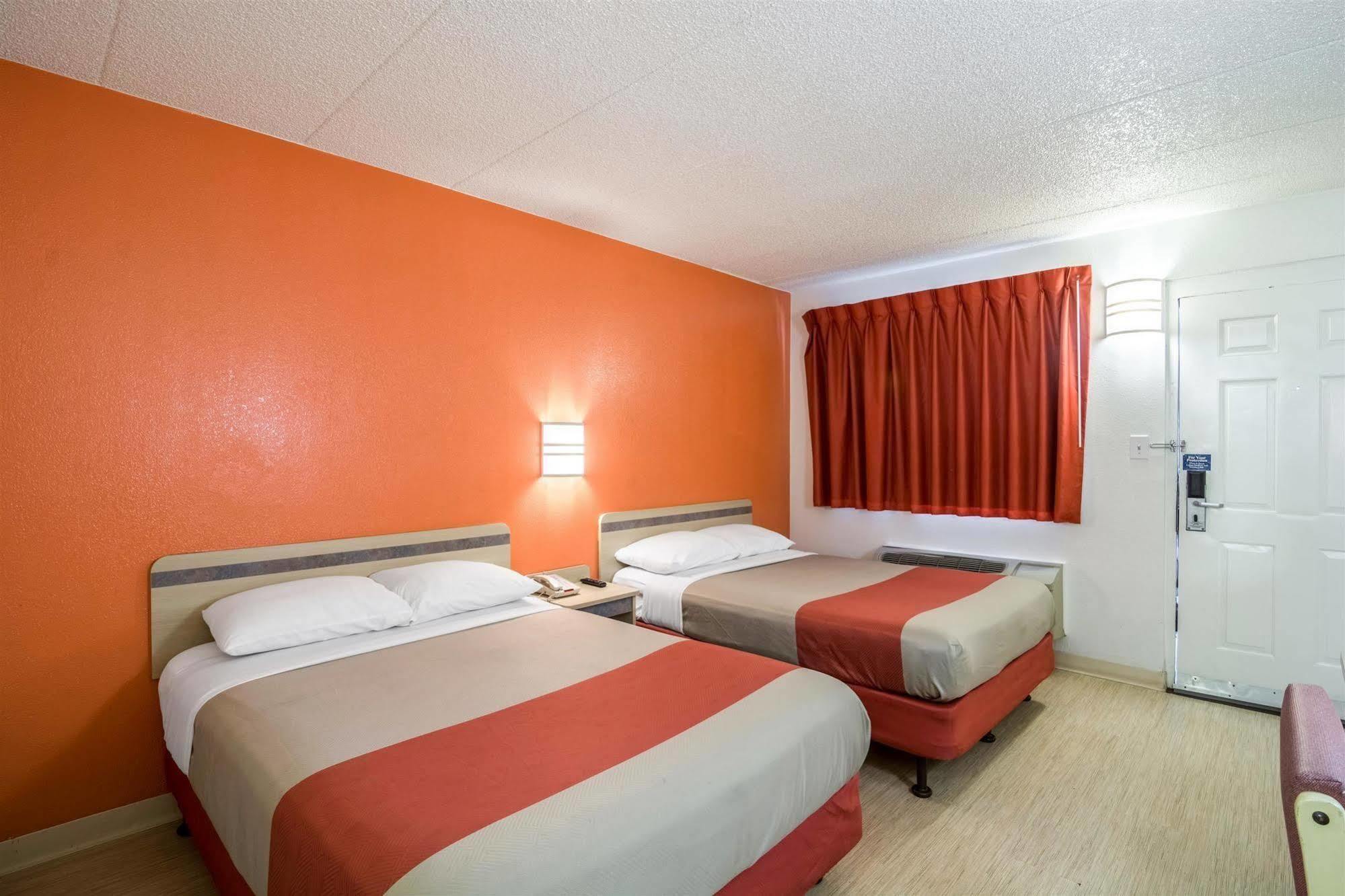 Motel 6 Chicago Southwest - Aurora Exterior photo